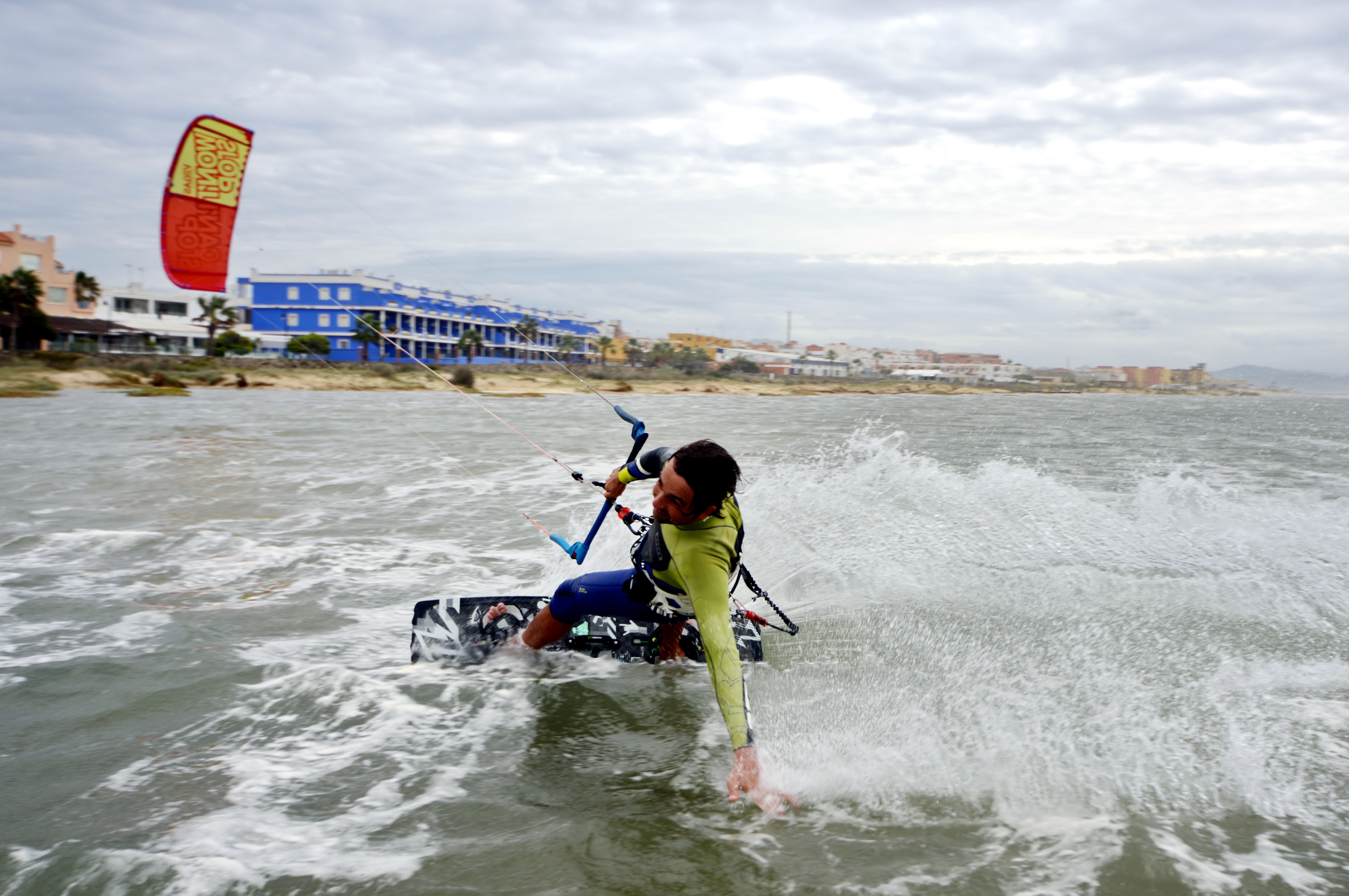 Kitesurfen in Tarifa heißt Kitesurfen mit viel Abwechslung und immer wieder andere Herausvorderungen